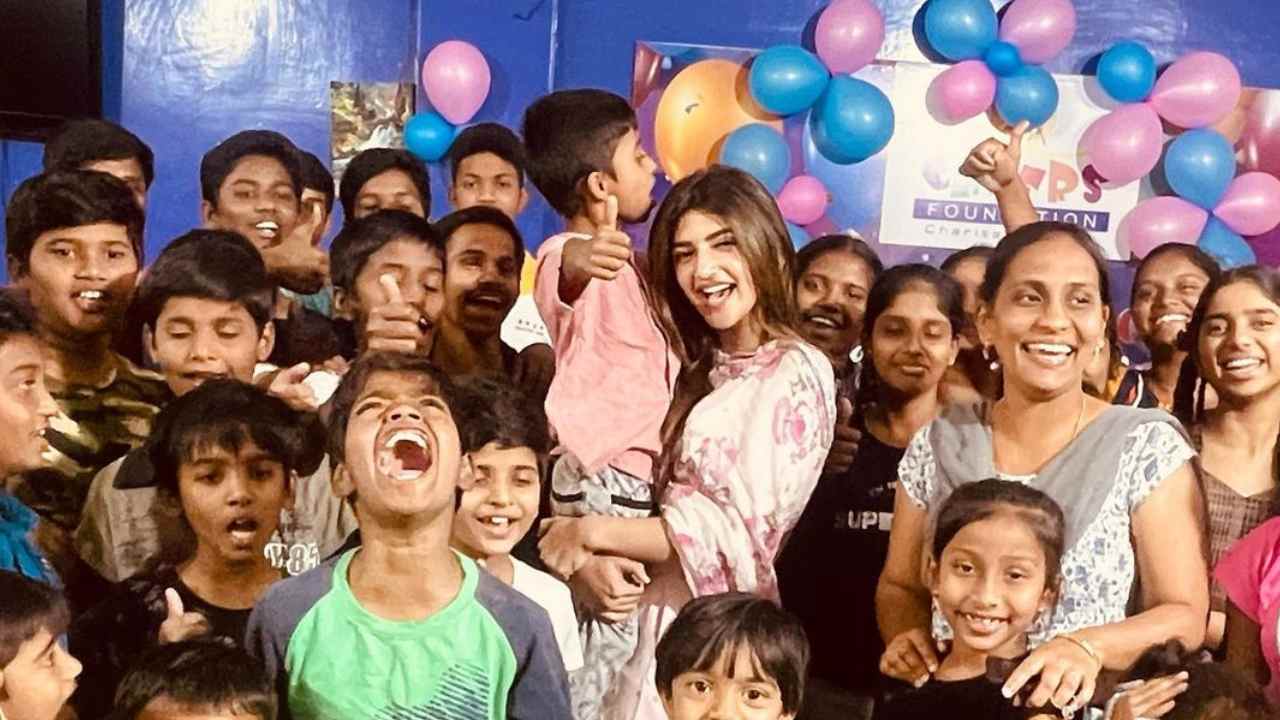 Sreeleela : అనాథాశ్రమంలో శ్రీలీల సందడి.. ఎమోషనల్ పోస్ట్.. Sreeleela : అనాథాశ్రమంలో శ్రీలీల సందడి.. ఎమోషనల్ పోస్ట్..