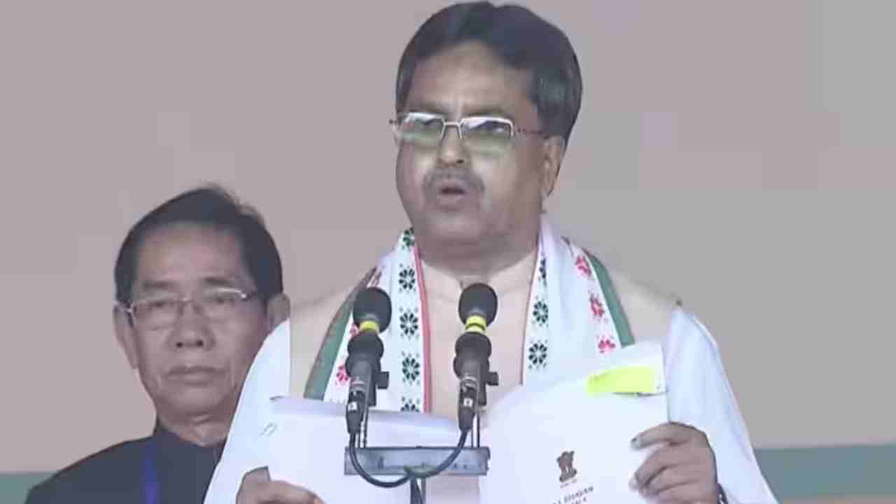 Tripura CM Manik Saha: త్రిపురలో కొలువుదీరిన కొత్త ప్రభుత్వం.. రెండోసారి సీఎంగా మాణిక్ సాహా ప్రమాణ స్వీకారం .. Tripura CM Manik Saha: త్రిపురలో కొలువుదీరిన కొత్త ప్రభుత్వం.. రెండోసారి సీఎంగా మాణిక్ సాహా ప్రమాణ స్వీకారం ..
