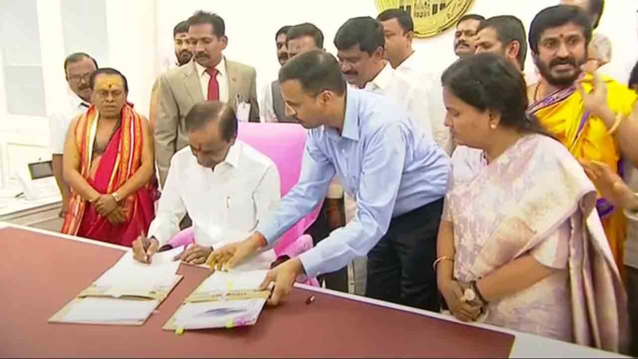 నూతన సచివాలయంలోని తన చాంబర్_లో తొలి ఫైలుపై సంతకం చేస్తున్న సీఎం కేసీఆర్