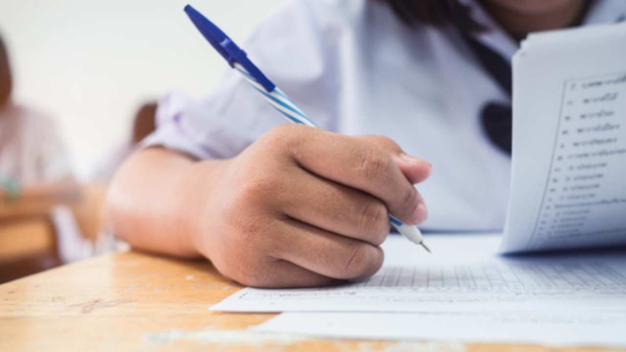10th Question Paper Leak: టెన్త్ పేపర్ లీకేజ్ ఘటనలో వెలుగులోకి కీలక విషయాలు.. 10th Question Paper Leak: టెన్త్ పేపర్ లీకేజ్ ఘటనలో వెలుగులోకి కీలక విషయాలు..