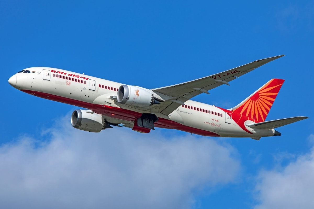 Air India: విమానం నడుపుతూ కాక్పిట్లోకి స్నేహితురాలిని అనుమతించిన పైలట్ Air India: విమానం నడుపుతూ కాక్పిట్లోకి స్నేహితురాలిని అనుమతించిన పైలట్