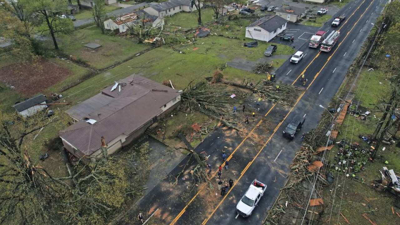 US Tornadoes: అమెరికాలో టోర్నడోల బీభత్సం.. 21 మంది మృతి.. US Tornadoes: అమెరికాలో టోర్నడోల బీభత్సం.. 21 మంది మృతి..