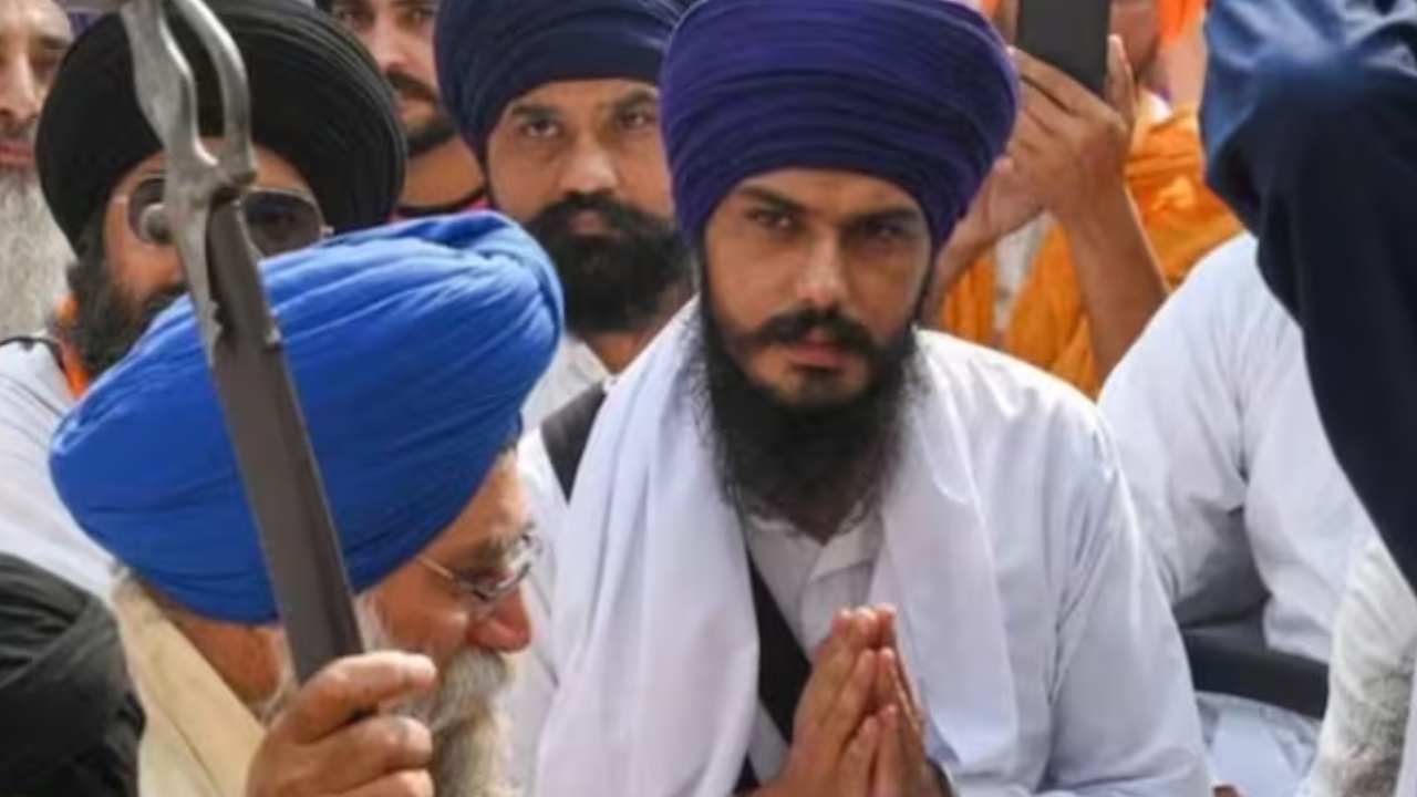 Amritpal Singh: అమృత్పాల్ ఎక్కడ? తలలు పట్టుకుంటున్న పోలీసులు.. ఏప్రిల్ 14వరకు సెలవులు రద్దు Amritpal Singh: అమృత్పాల్ ఎక్కడ? తలలు పట్టుకుంటున్న పోలీసులు.. ఏప్రిల్ 14వరకు సెలవులు రద్దు