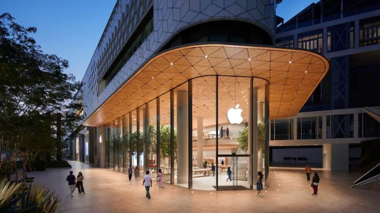 Apple BKC Store opening_ Twitter reacts to long queues outside Apple Mumbai st