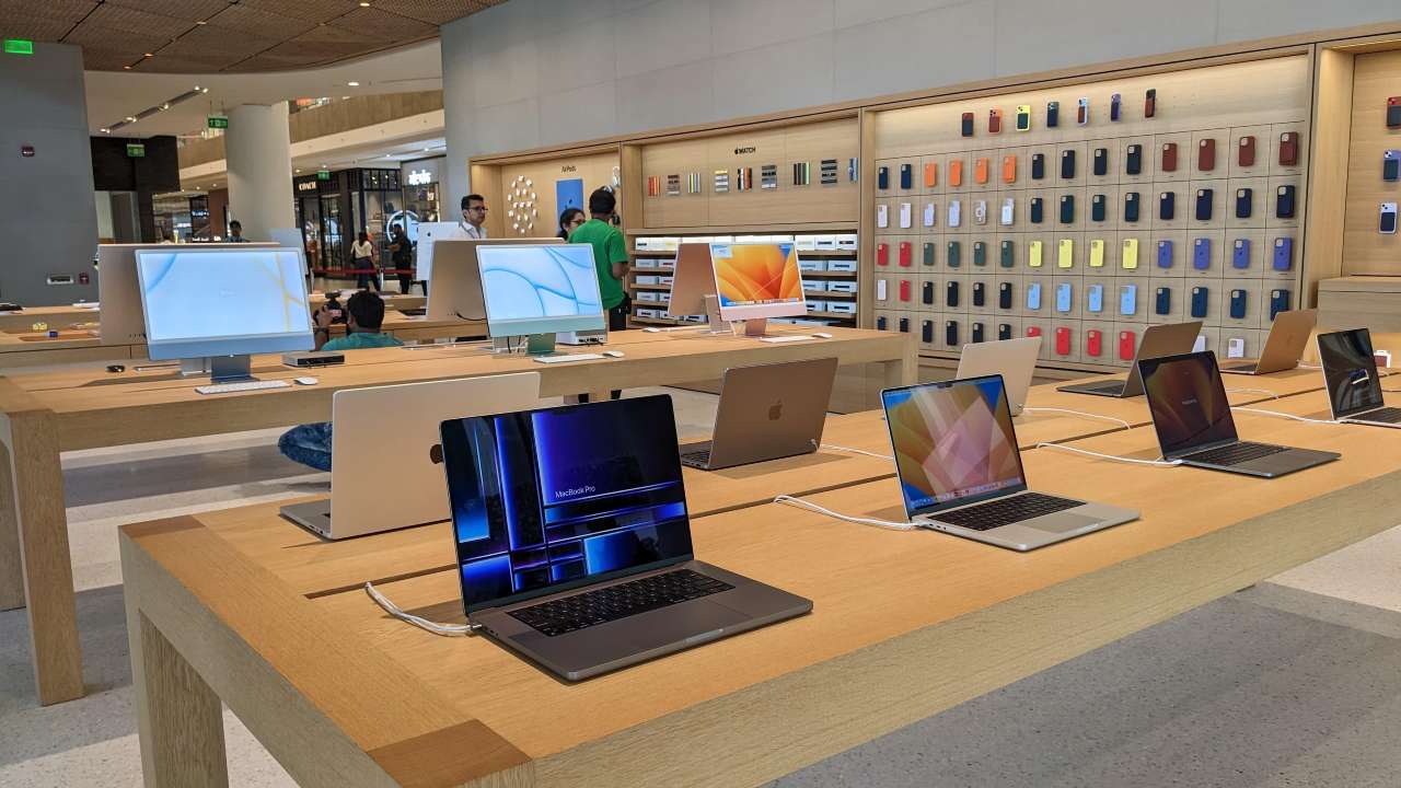 Apple's First Store In India Opens In Mumbai, Tim Cook Welcomes Customers 