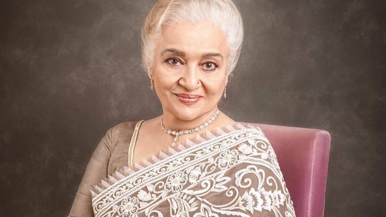 Asha Parekh : అమితాబ్ కి మంచి పాత్రలు రాస్తున్నారు.. సీనియర్ నటీమణులకు ఎందుకు రాయరు.. ఆశా పరేఖ్ ఫైర్.. Asha Parekh : అమితాబ్ కి మంచి పాత్రలు రాస్తున్నారు.. సీనియర్ నటీమణులకు ఎందుకు రాయరు.. ఆశా పరేఖ్ ఫైర్..