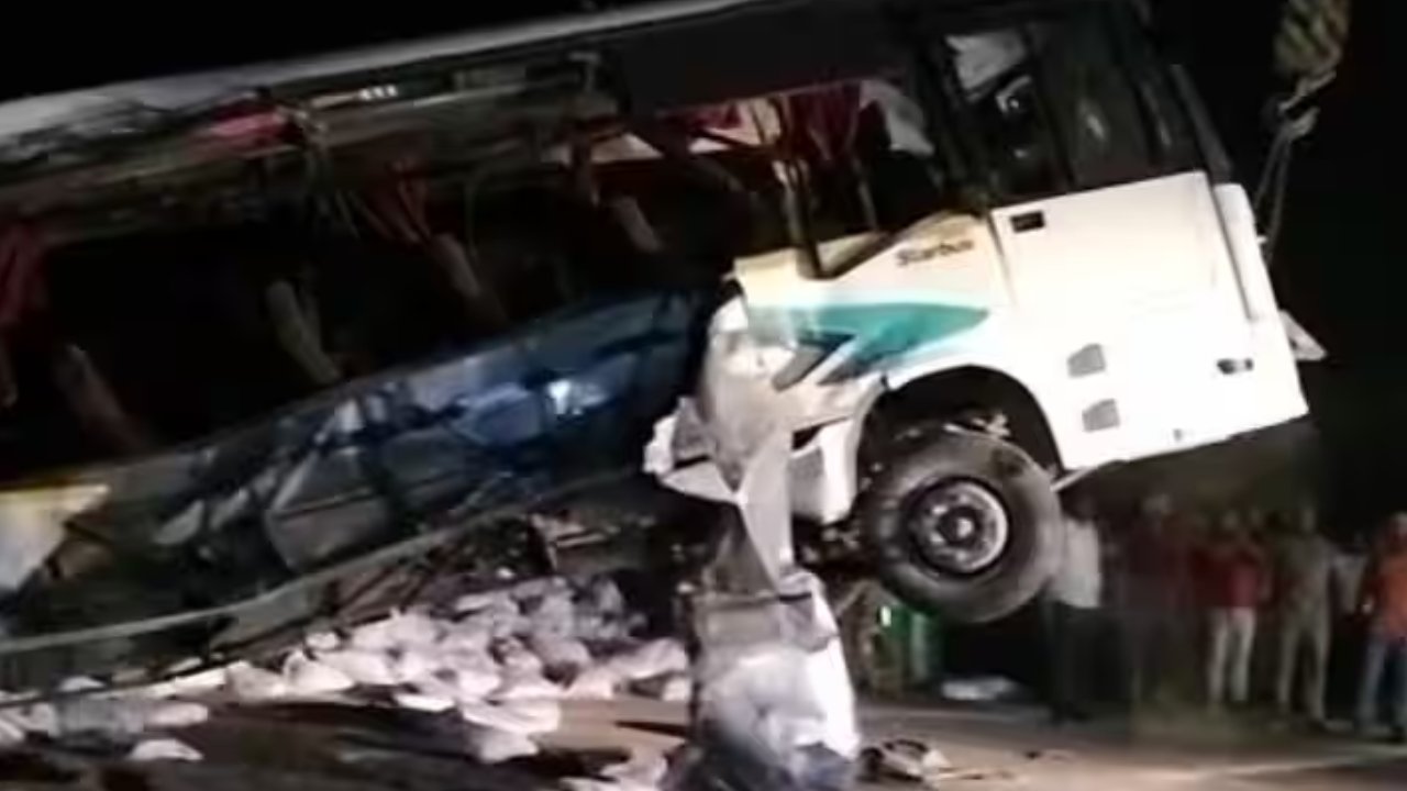 Ayodhya Road Accident: అయోధ్యలో ఘోర రోడ్డు ప్రమాదం.. ట్రక్కు, బస్సు ఢీకొని ఏడుగురు మృతి Ayodhya Road Accident: అయోధ్యలో ఘోర రోడ్డు ప్రమాదం.. ట్రక్కు, బస్సు ఢీకొని ఏడుగురు మృతి