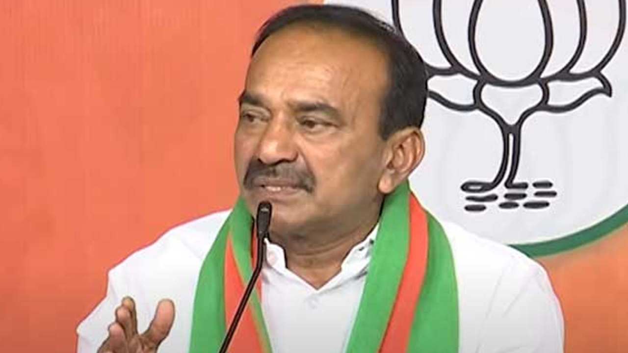 Etela Rajender: పోలీసులిచ్చిన నోటీసులపై ఈటల స్పందన .. కేసీఆర్పై ఘాటు విమర్శలు Etela Rajender: పోలీసులిచ్చిన నోటీసులపై ఈటల స్పందన .. కేసీఆర్పై ఘాటు విమర్శలు