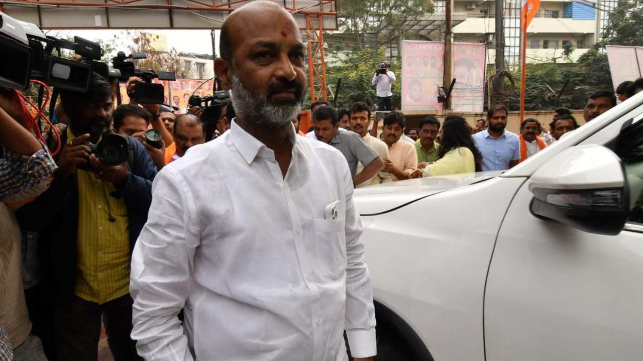 Bandi Sanjay: కరీంనగర్లో భారీ పోలీస్ బందోబస్తు.. సాయంత్రం వరకు 144 సెక్షన్ Bandi Sanjay: కరీంనగర్లో భారీ పోలీస్ బందోబస్తు.. సాయంత్రం వరకు 144 సెక్షన్