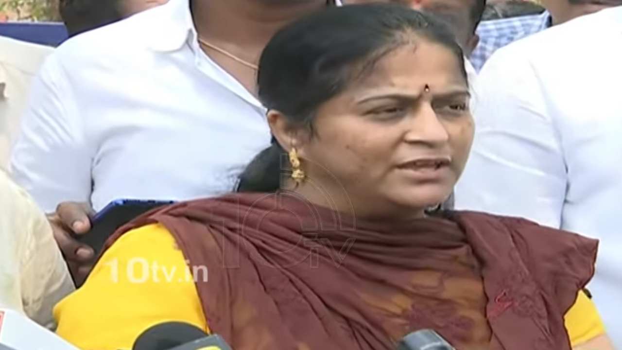 Bandi Sanjay Wife: బండి సంజయ్ అక్రమ కేసులకు భయపడే వ్యక్తి కాదు.. బండి సతీమణి అపర్ణ Bandi Sanjay Wife: బండి సంజయ్ అక్రమ కేసులకు భయపడే వ్యక్తి కాదు.. బండి సతీమణి అపర్ణ