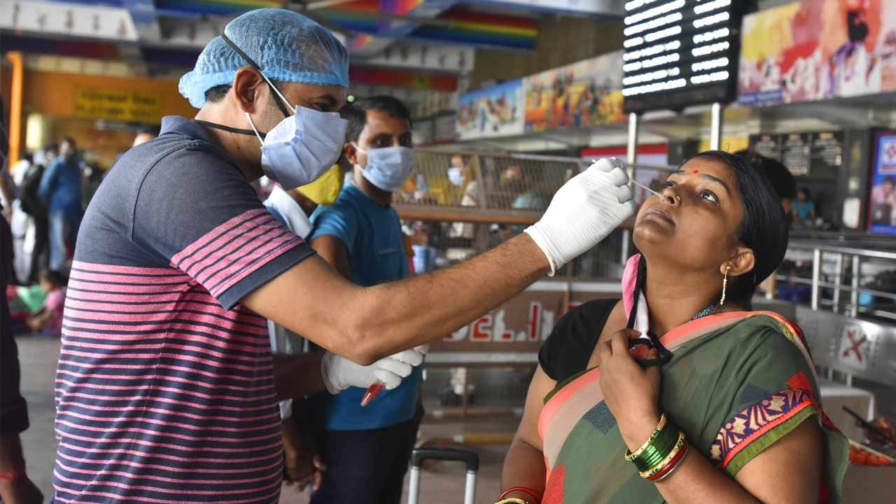 Covid-19 Cases: స్వల్పంగా తగ్గిన కొవిడ్ కేసులు.. 57వేలు దాటిన యాక్టివ్ కేసుల సంఖ్య Covid-19 Cases: స్వల్పంగా తగ్గిన కొవిడ్ కేసులు.. 57వేలు దాటిన యాక్టివ్ కేసుల సంఖ్య