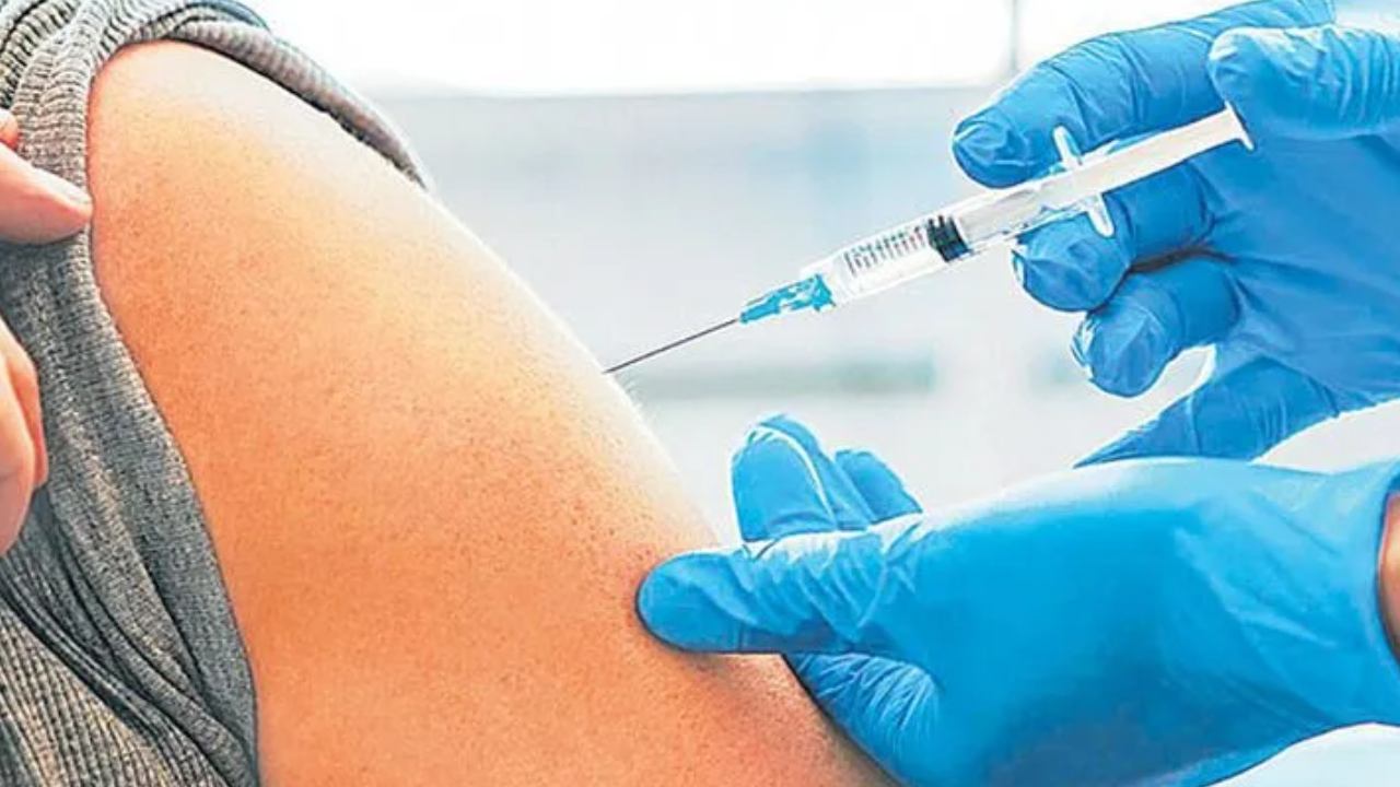 కొవిషీల్డ్, కొవాగ్జిన్లో ఏది బాగా పనిచేస్తుందో తేలిపోయింది.. చరిత్రలో ఇలాంటి పరిశోధన చేయడం ఇదే తొలిసారి కొవిషీల్డ్, కొవాగ్జిన్లో ఏది బాగా పనిచేస్తుందో తేలిపోయింది.. చరిత్రలో ఇలాంటి పరిశోధన చేయడం ఇదే తొలిసారి