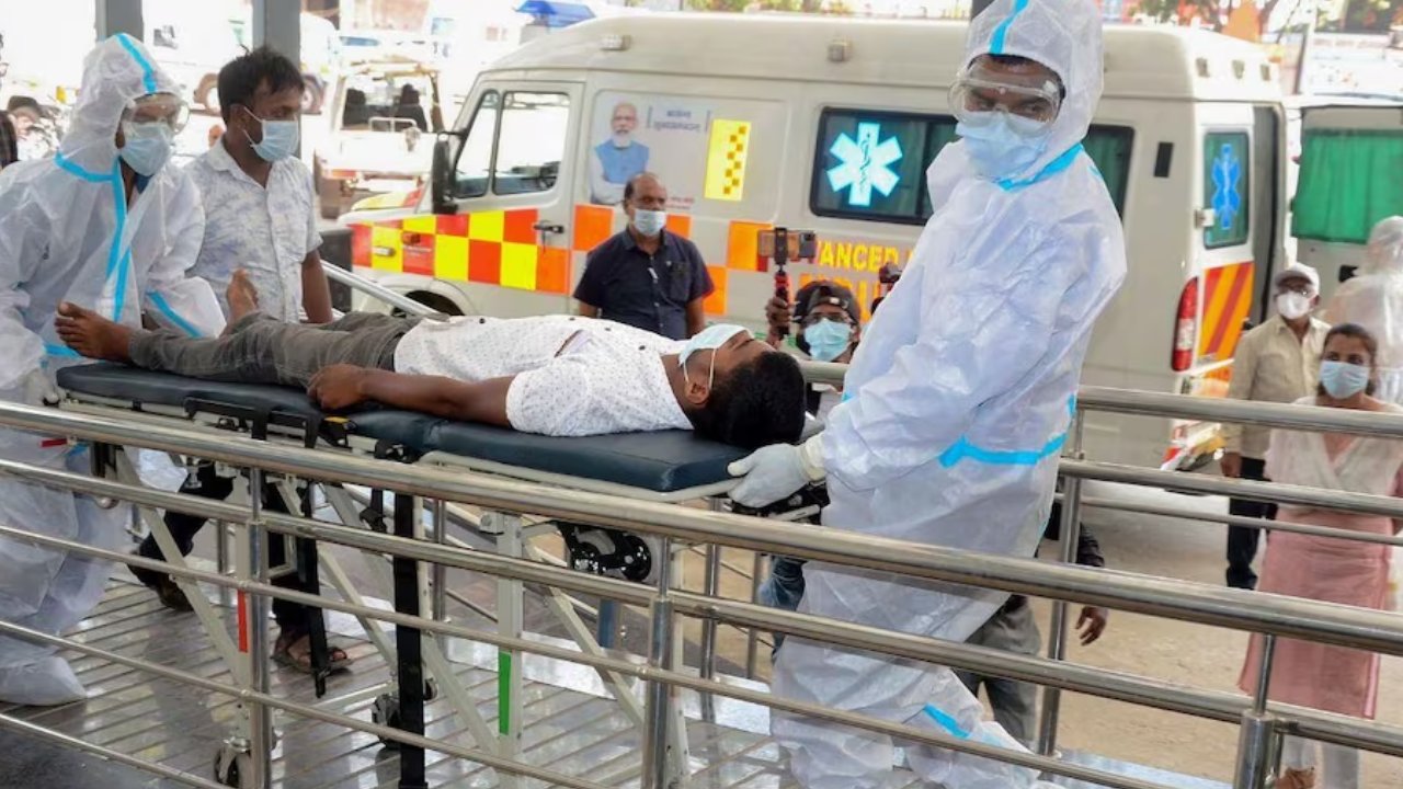 Covid- 19 Cases: ఆ రెండు రాష్ట్రాల్లో కరోనా డేంజర్ బెల్స్.. భారీగా పాజిటివ్ కేసులు.. కేంద్రం కీలక నిర్ణయం Covid- 19 Cases: ఆ రెండు రాష్ట్రాల్లో కరోనా డేంజర్ బెల్స్.. భారీగా పాజిటివ్ కేసులు.. కేంద్రం కీలక నిర్ణయం
