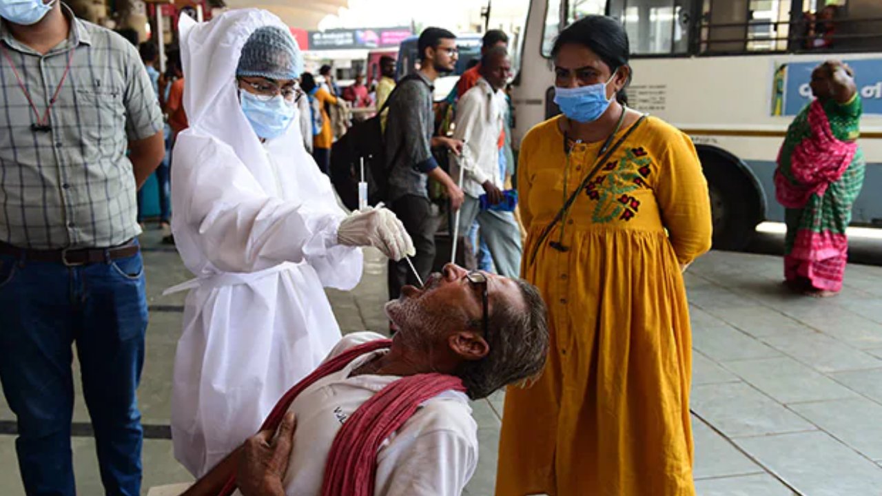 Covid -19 Cases: దేశంలో మళ్లీ పెరిగిన కరోనా కేసులు.. కొత్తగా ఎన్నంటే.. Covid -19 Cases: దేశంలో మళ్లీ పెరిగిన కరోనా కేసులు.. కొత్తగా ఎన్నంటే..