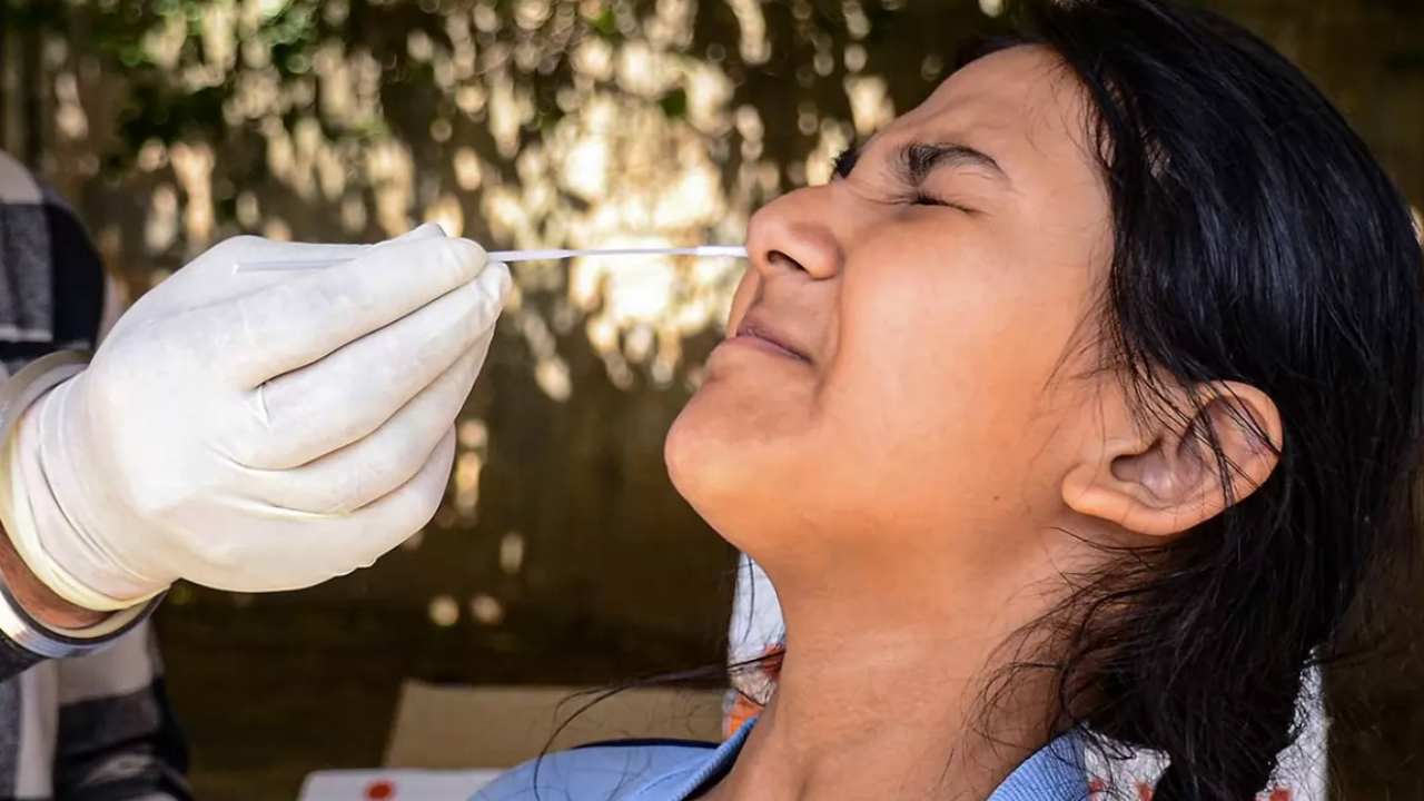 Covid -19 Cases: దేశంలో మళ్లీ కోరలు చాస్తున్న కరోనా.. 24గంటల్లో 6వేలకుపైగా కొత్త కేసులు Covid -19 Cases: దేశంలో మళ్లీ కోరలు చాస్తున్న కరోనా.. 24గంటల్లో 6వేలకుపైగా కొత్త కేసులు