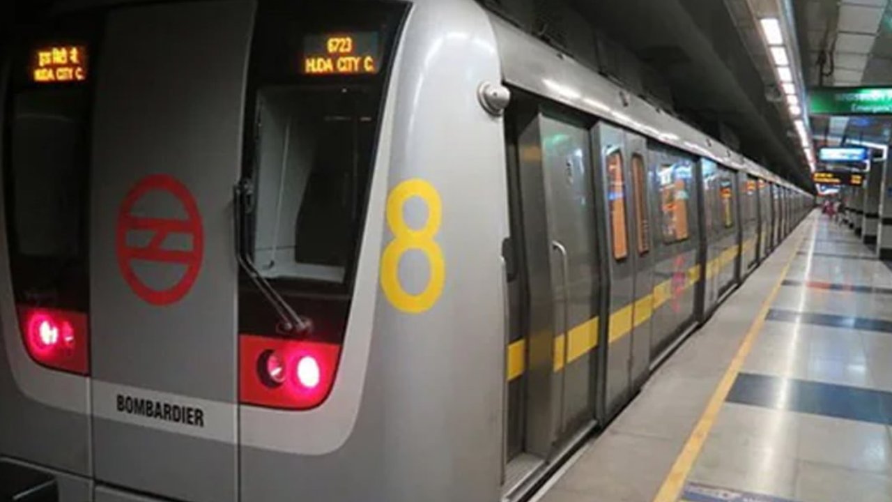 Delhi Metro: ఢిల్లీ మెట్రోలో యువకుడి అసభ్యకర ప్రవర్తన.. తలదించుకొని వెళ్లిపోయిన మహిళలు.. కేసు నమోదు Delhi Metro: ఢిల్లీ మెట్రోలో యువకుడి అసభ్యకర ప్రవర్తన.. తలదించుకొని వెళ్లిపోయిన మహిళలు.. కేసు నమోదు