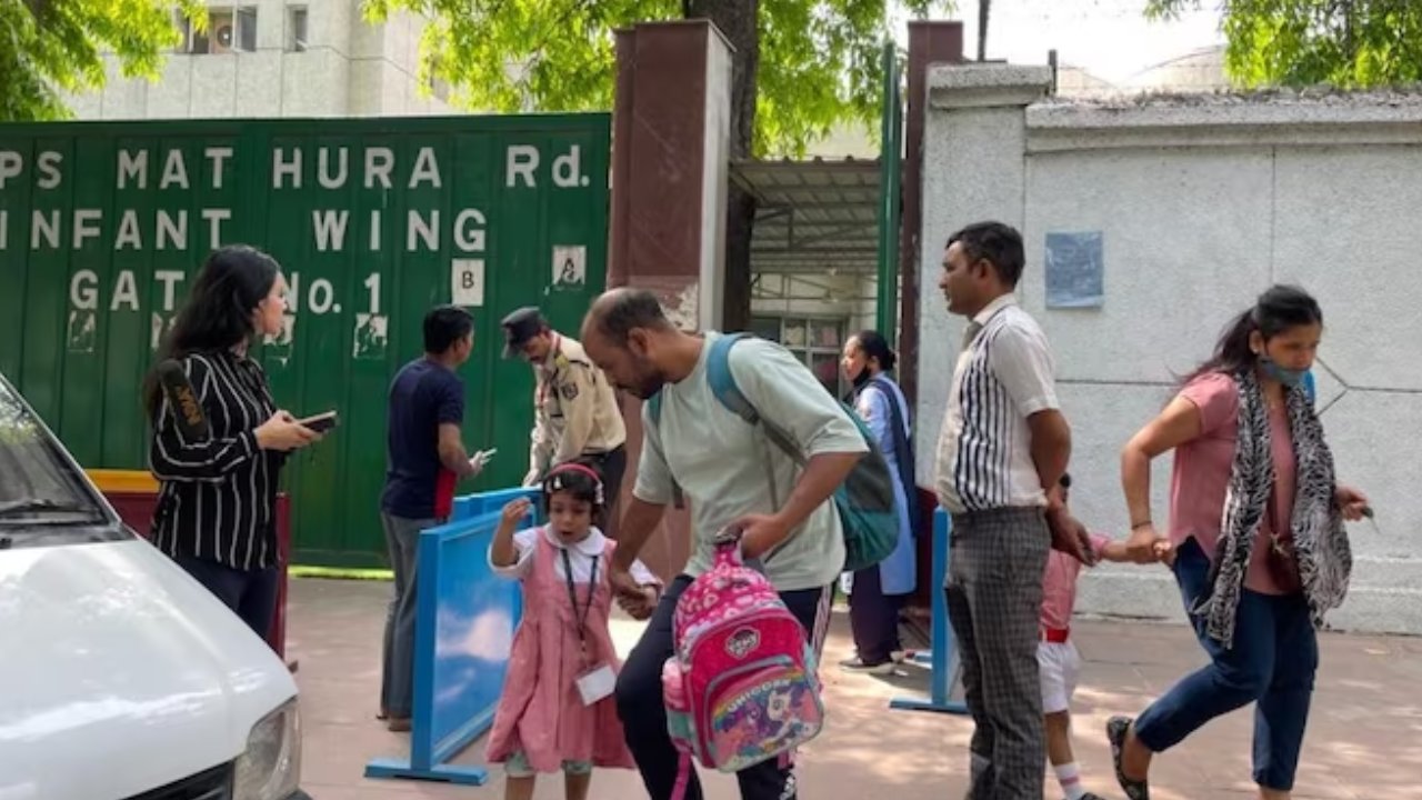Delhi Public School : ఢిల్లీ పబ్లిక్ స్కూల్కి బాంబు బెదిరింపు .. తనిఖీలు నిర్వహించిన పోలీసులు Delhi Public School : ఢిల్లీ పబ్లిక్ స్కూల్కి బాంబు బెదిరింపు .. తనిఖీలు నిర్వహించిన పోలీసులు