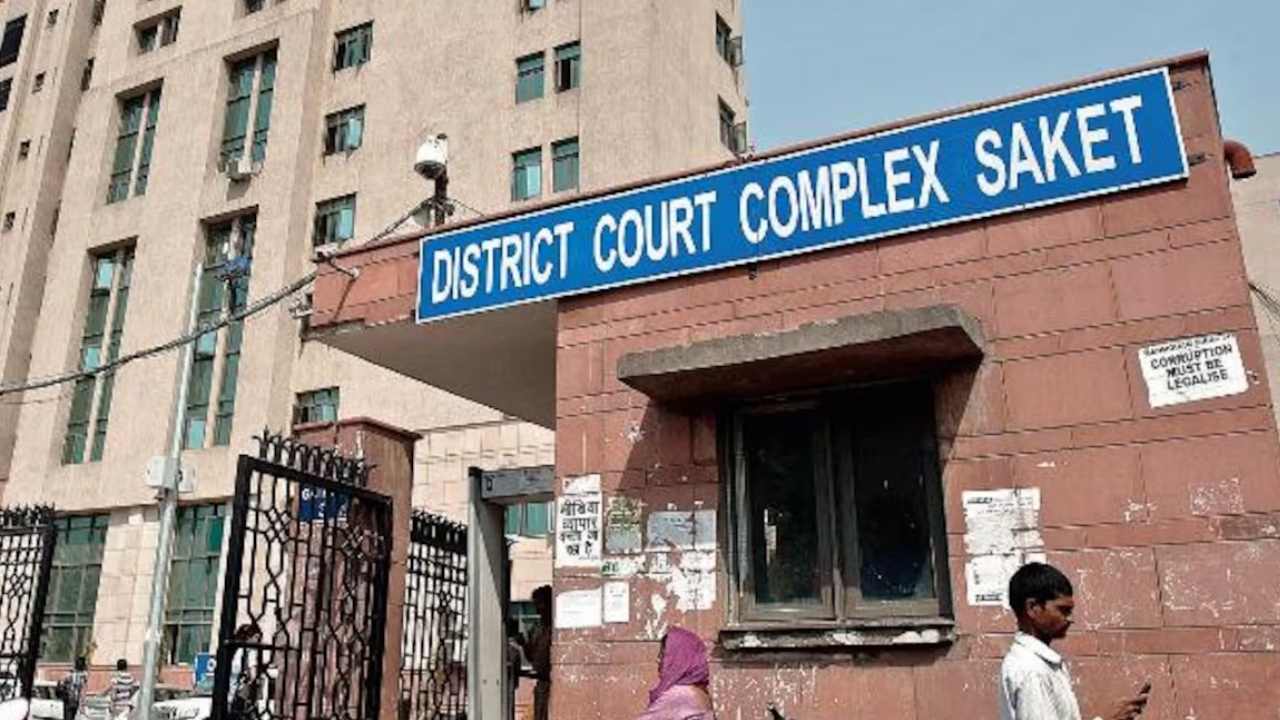 Delhi Saket Court : ఢిల్లీ సాకేత్ కోర్టులో కాల్పుల కలకలం.. లాయర్ వేషాధారణలో వెళ్లి ఫైరింగ్ Delhi Saket Court : ఢిల్లీ సాకేత్ కోర్టులో కాల్పుల కలకలం.. లాయర్ వేషాధారణలో వెళ్లి ఫైరింగ్