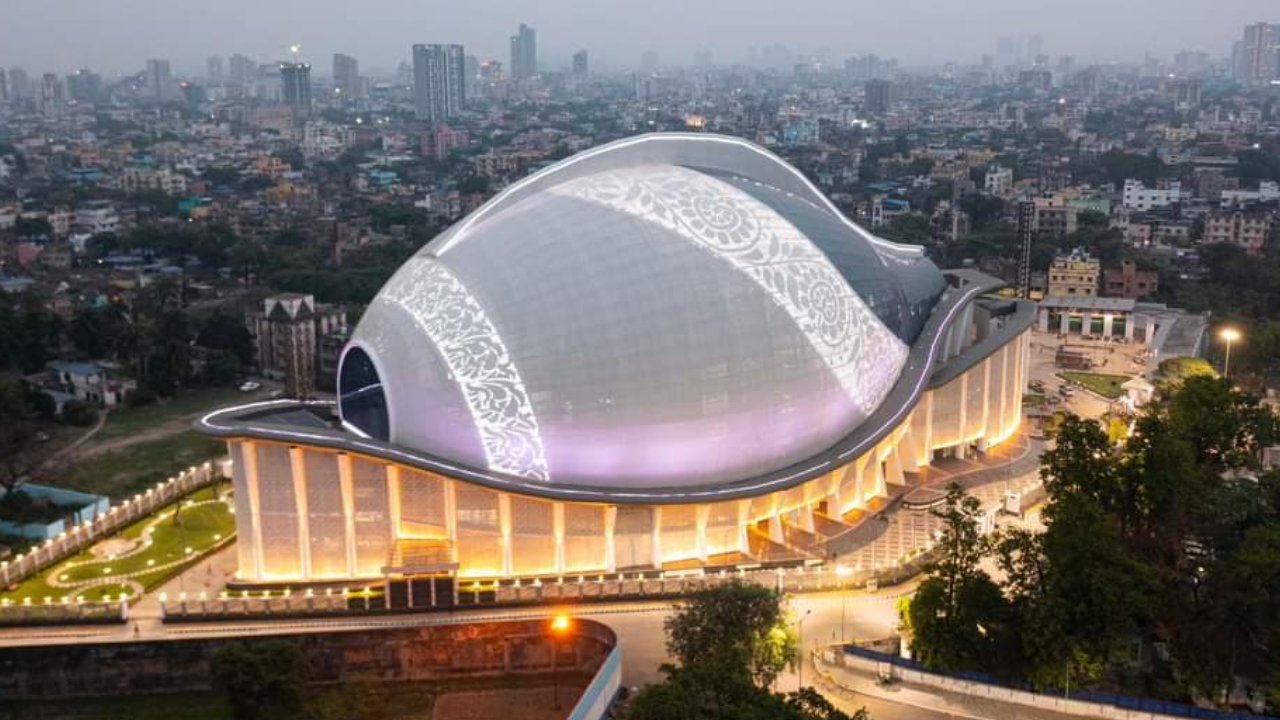 Dhanadhanyo Auditorium: శంఖు ఆకారంలో ధన ధాన్య ఆడిటోరియం.. నిర్మాణంకు ఎన్నేళ్లు పట్టిందో తెలుసా.. ఫొటోలు వైరల్ Dhanadhanyo Auditorium: శంఖు ఆకారంలో ధన ధాన్య ఆడిటోరియం.. నిర్మాణంకు ఎన్నేళ్లు పట్టిందో తెలుసా.. ఫొటోలు వైరల్