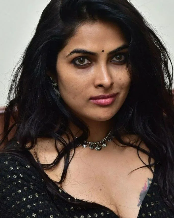 Divi Vadthya mind blowing looks in black dress