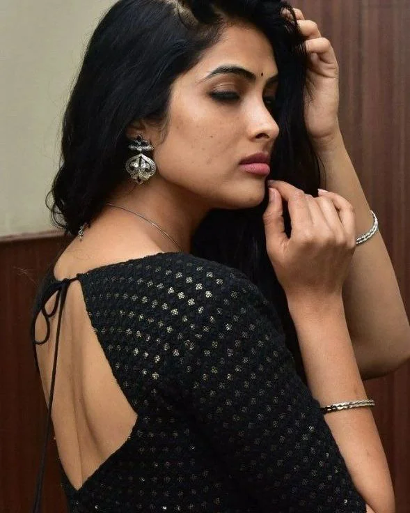 Divi Vadthya mind blowing looks in black dress