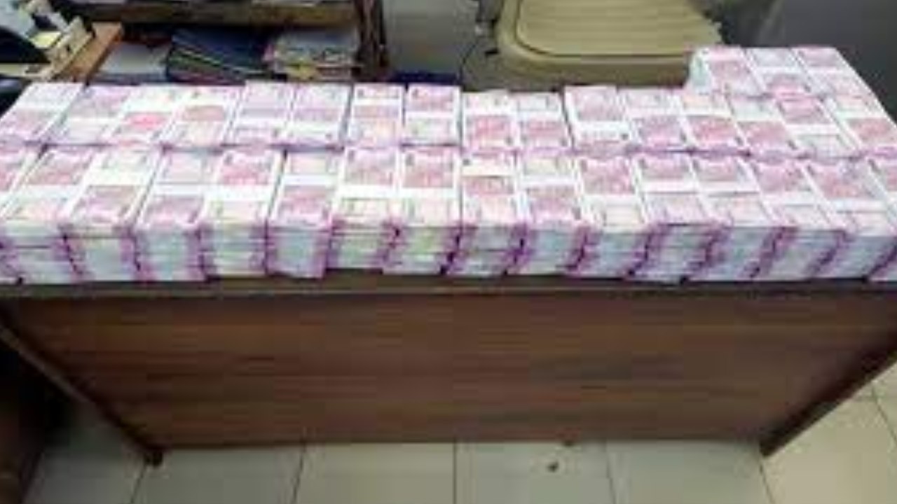 Fake Currency Gang : అంతర్ రాష్ట్ర ఫేక్ కరెన్సీ ముఠా గుట్టు రట్టు.. 13 మంది అరెస్టు Fake Currency Gang : అంతర్ రాష్ట్ర ఫేక్ కరెన్సీ ముఠా గుట్టు రట్టు.. 13 మంది అరెస్టు