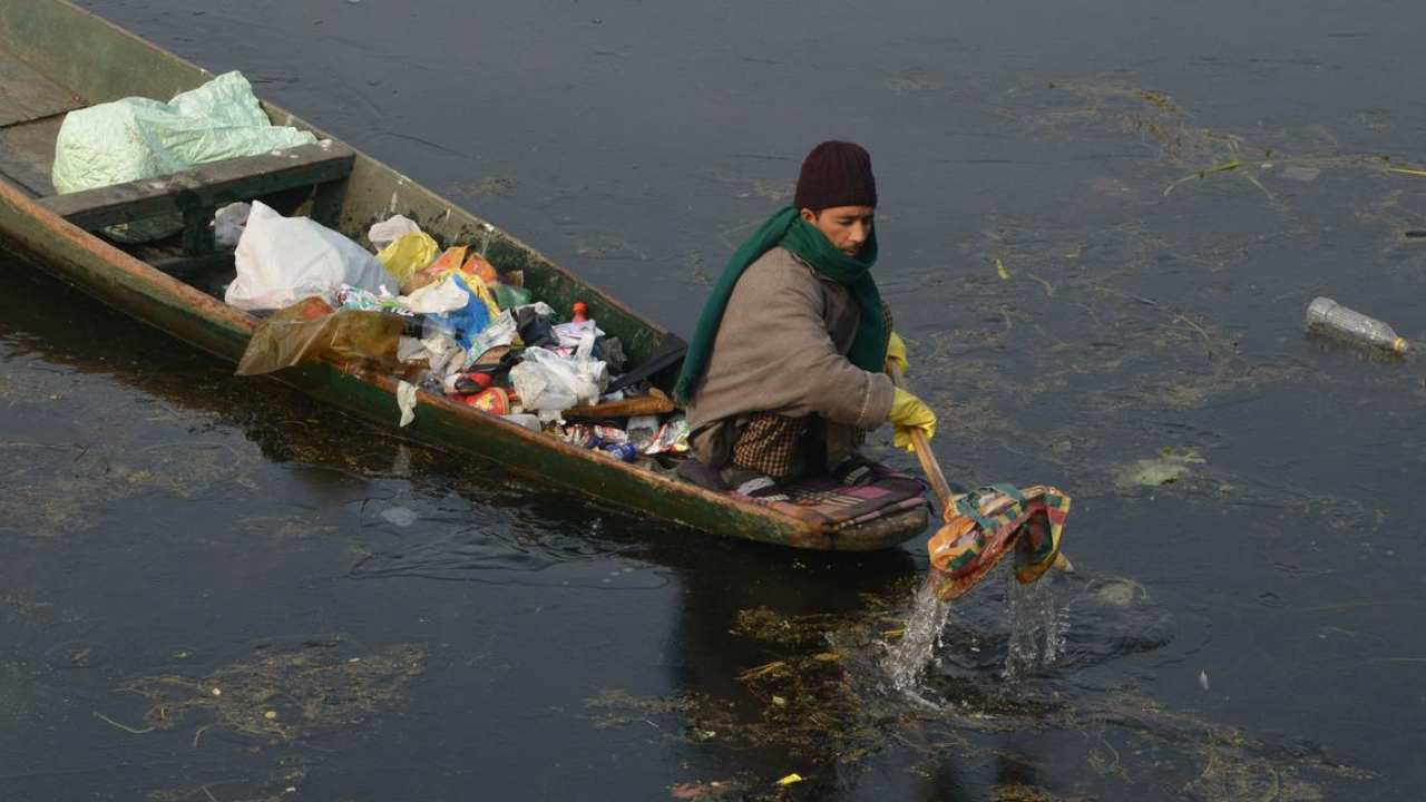 Give Plastic Take Gold: ప్లాస్టిక్ తెచ్చిస్తే బంగారం ఇస్తున్న గ్రామ సర్పంచ్.. పదిహేను రోజుల తరువాత ఏం జరిగిందంటే? Give Plastic Take Gold: ప్లాస్టిక్ తెచ్చిస్తే బంగారం ఇస్తున్న గ్రామ సర్పంచ్.. పదిహేను రోజుల తరువాత ఏం జరిగిందంటే?