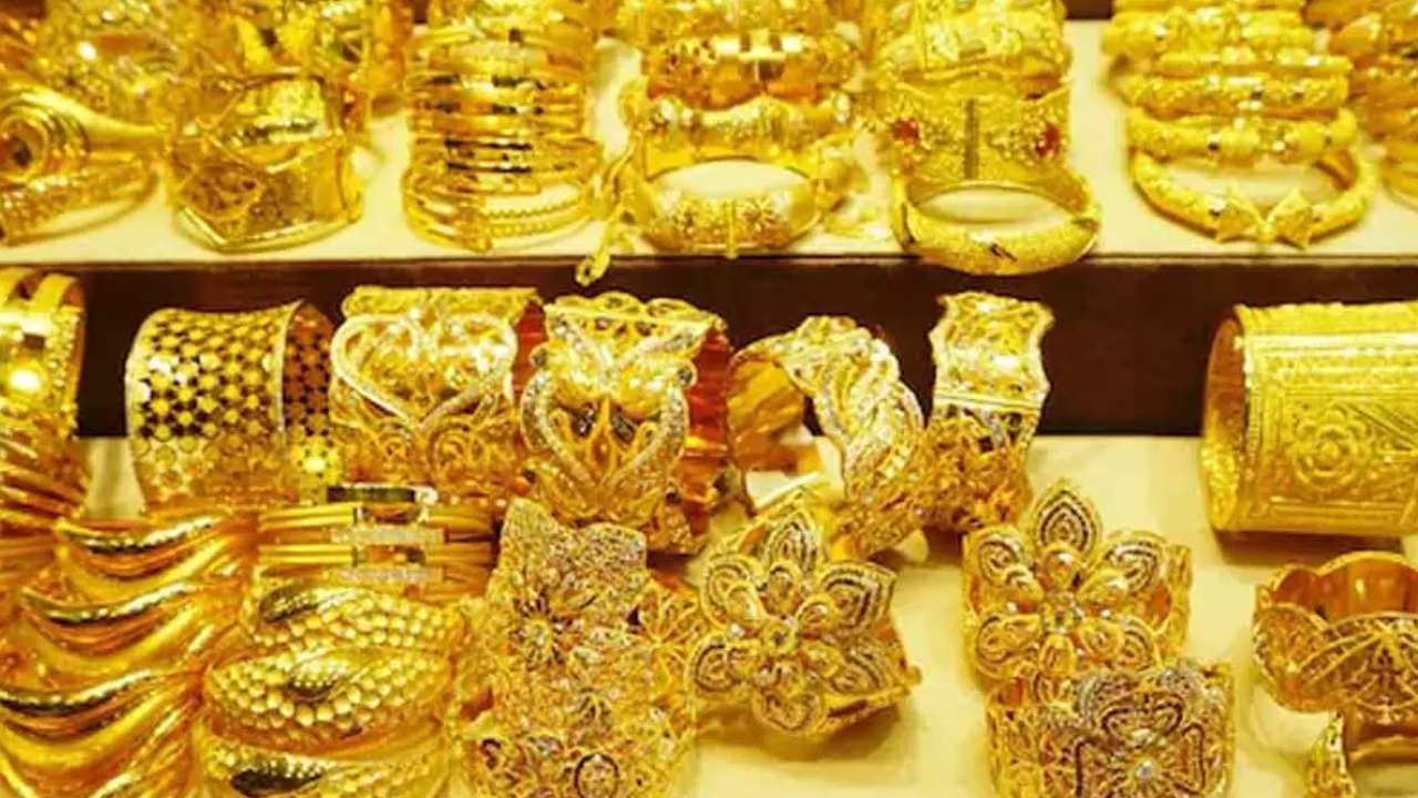 Gold Price High: మహిళలకు బిగ్షాక్.. ఆకాశాన్ని తాకుతున్న గోల్డ్ ధరలు.. ఆల్ టైమ్ హైకి చేరిన వెండి Gold Price High: మహిళలకు బిగ్షాక్.. ఆకాశాన్ని తాకుతున్న గోల్డ్ ధరలు.. ఆల్ టైమ్ హైకి చేరిన వెండి