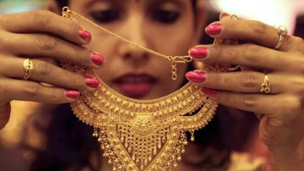 Gold Price Today: స్వల్పంగా తగ్గిన పసిడి ధరలు.. తెలుగు రాష్ట్రాల్లో ధరలు ఇలా.. Gold Price Today: స్వల్పంగా తగ్గిన పసిడి ధరలు.. తెలుగు రాష్ట్రాల్లో ధరలు ఇలా..