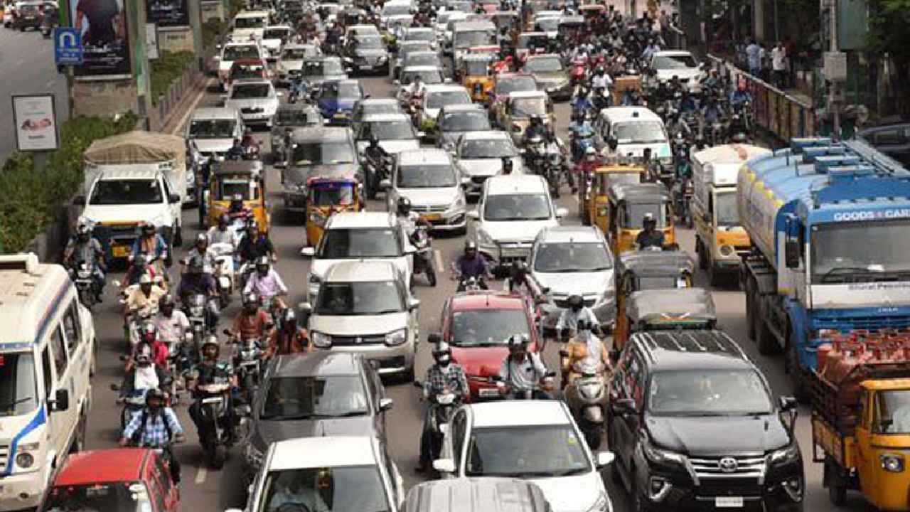 Hyderabad Traffic : హనుమాన్ శోభాయాత్ర.. హైదరాబాద్లో వాహనదారులకు అలర్ట్, ఆ రూట్లలో ట్రాఫిక్ ఆంక్షలు Hyderabad Traffic : హనుమాన్ శోభాయాత్ర.. హైదరాబాద్లో వాహనదారులకు అలర్ట్, ఆ రూట్లలో ట్రాఫిక్ ఆంక్షలు