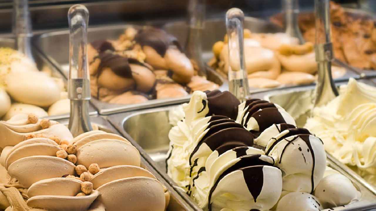Ice Cream : లొట్టలేసుకుని మరీ ఐస్ క్రీమ్స్ లాగించేస్తున్నారా? బీ కేర్ఫుల్, పోలీసుల దాడుల్లో షాకింగ్ నిజాలు Ice Cream : లొట్టలేసుకుని మరీ ఐస్ క్రీమ్స్ లాగించేస్తున్నారా? బీ కేర్ఫుల్, పోలీసుల దాడుల్లో షాకింగ్ నిజాలు