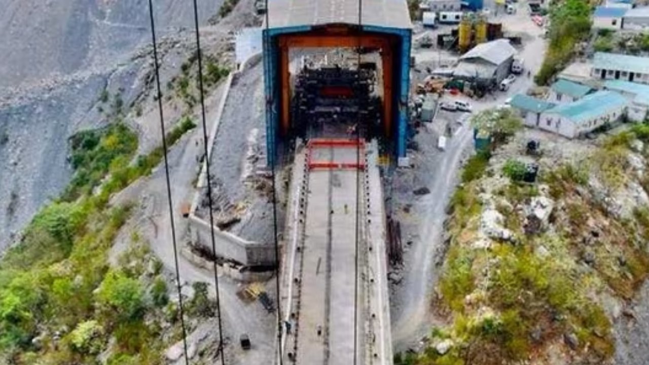Anji Khad Bridge: ప్రారంభానికి సిద్ధమవుతున్న దేశంలో తొలి తీగల రైల్వే వంతెన.. ఎక్కడ ఉంది? ప్రత్యేకతలు ఏమిటంటే..? Anji Khad Bridge: ప్రారంభానికి సిద్ధమవుతున్న దేశంలో తొలి తీగల రైల్వే వంతెన.. ఎక్కడ ఉంది? ప్రత్యేకతలు ఏమిటంటే..?