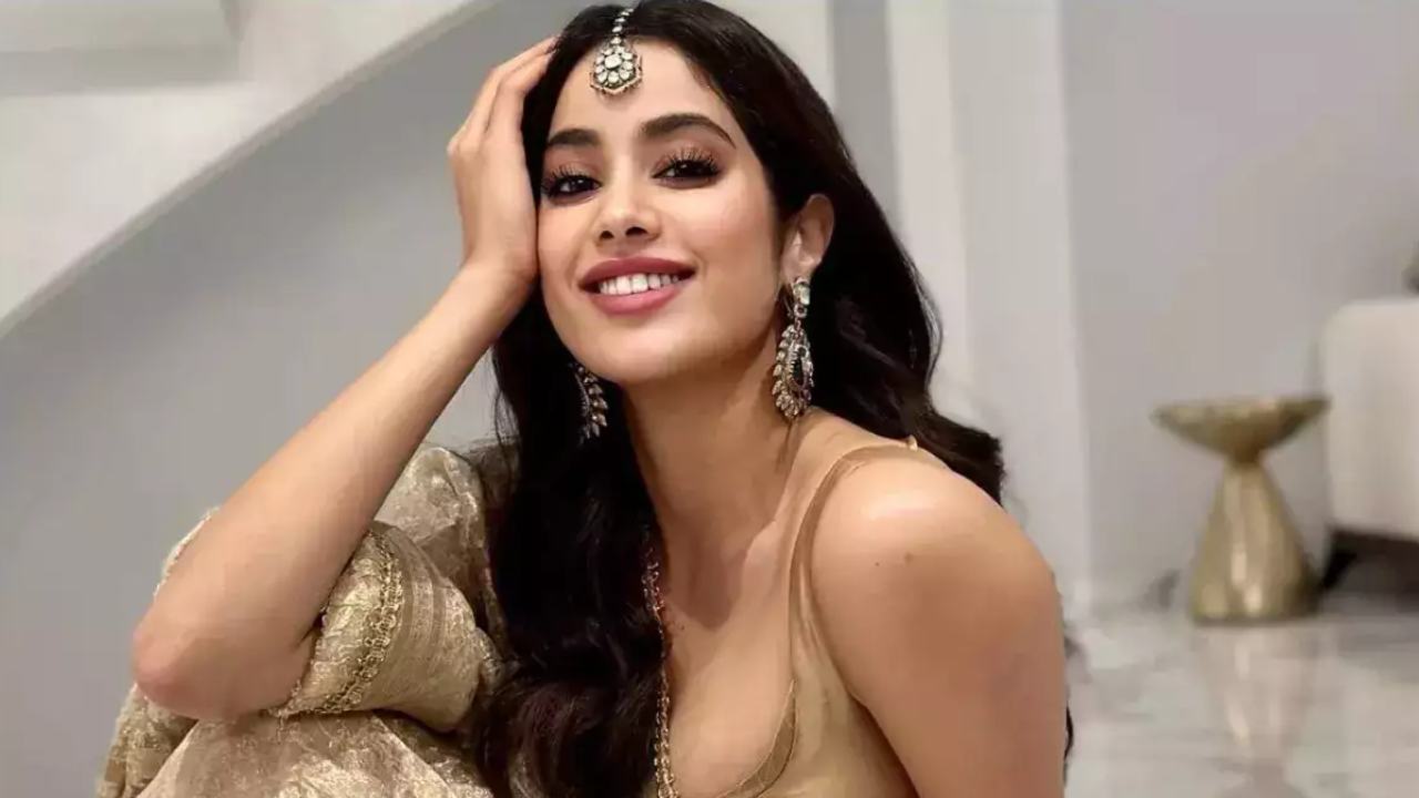 Janhvi Kapoor: ఎన్టీఆర్ సినిమాతో జాన్వీ బాలీవుడ్ కంటే ఎక్కువే తీసుకుంటోందిగా..? Janhvi Kapoor: ఎన్టీఆర్ సినిమాతో జాన్వీ బాలీవుడ్ కంటే ఎక్కువే తీసుకుంటోందిగా..?