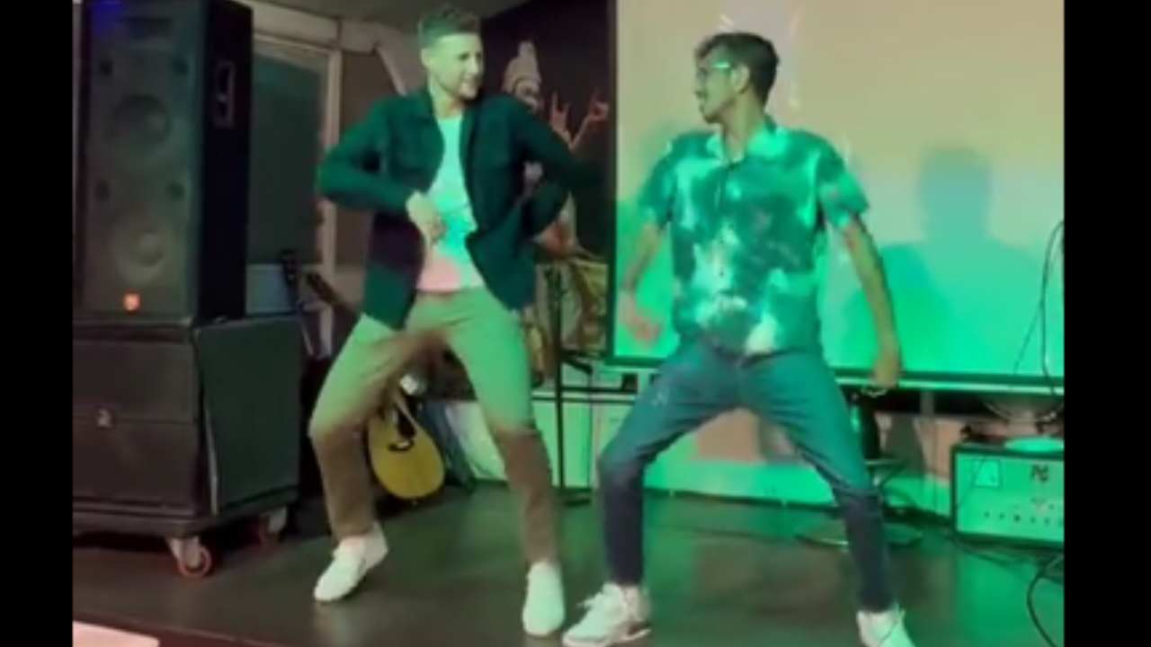 Joe Root and Chahal Dance: మాస్ స్టెప్పులతో దుమ్మురేపిన చాహల్, జో రూట్.. వీడియో వైరల్ Joe Root and Chahal Dance: మాస్ స్టెప్పులతో దుమ్మురేపిన చాహల్, జో రూట్.. వీడియో వైరల్