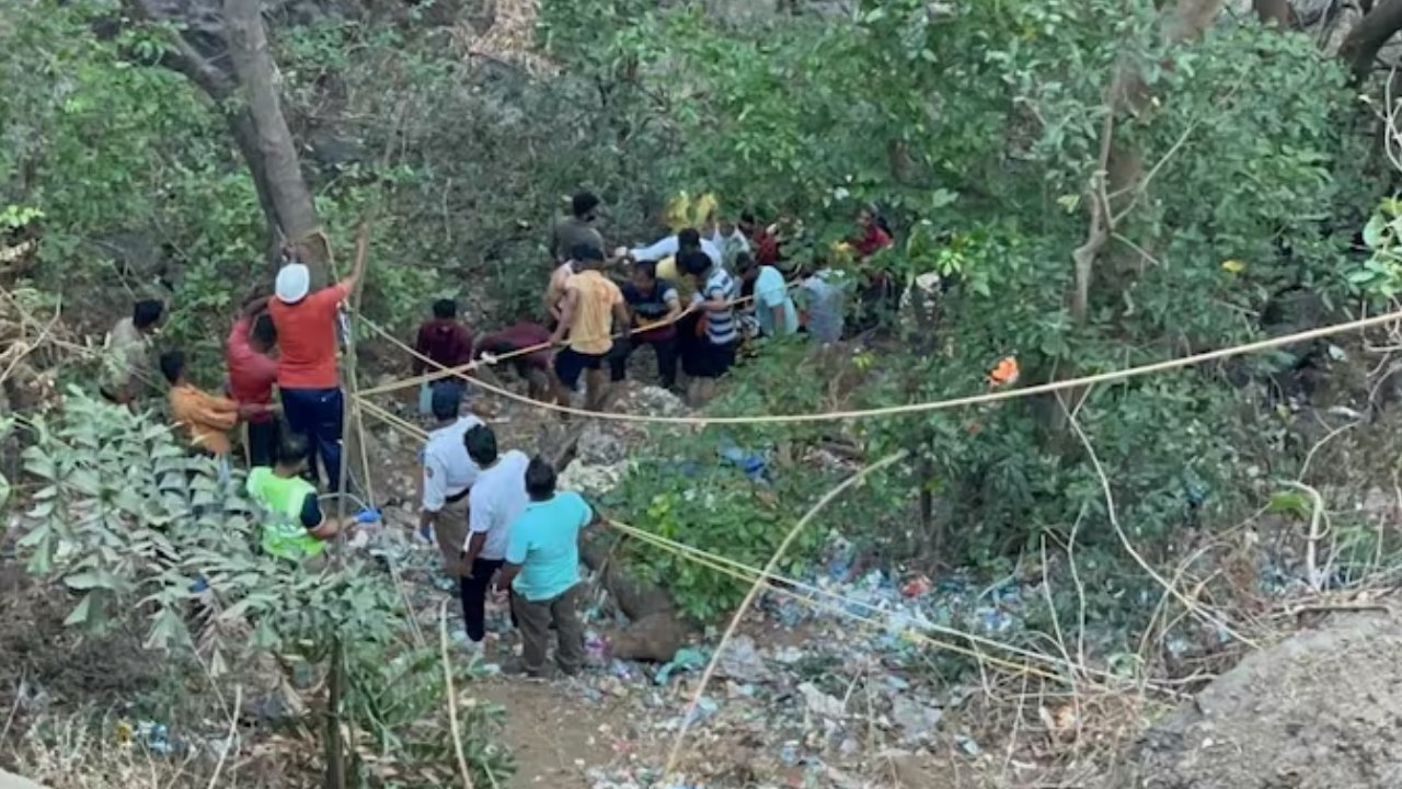 Maharashtra Bus Accident: మహారాష్ట్రలో ఘోర బస్సు ప్రమాదం.. కాల్వలో పడటంతో 13 మంది మృతి Maharashtra Bus Accident: మహారాష్ట్రలో ఘోర బస్సు ప్రమాదం.. కాల్వలో పడటంతో 13 మంది మృతి