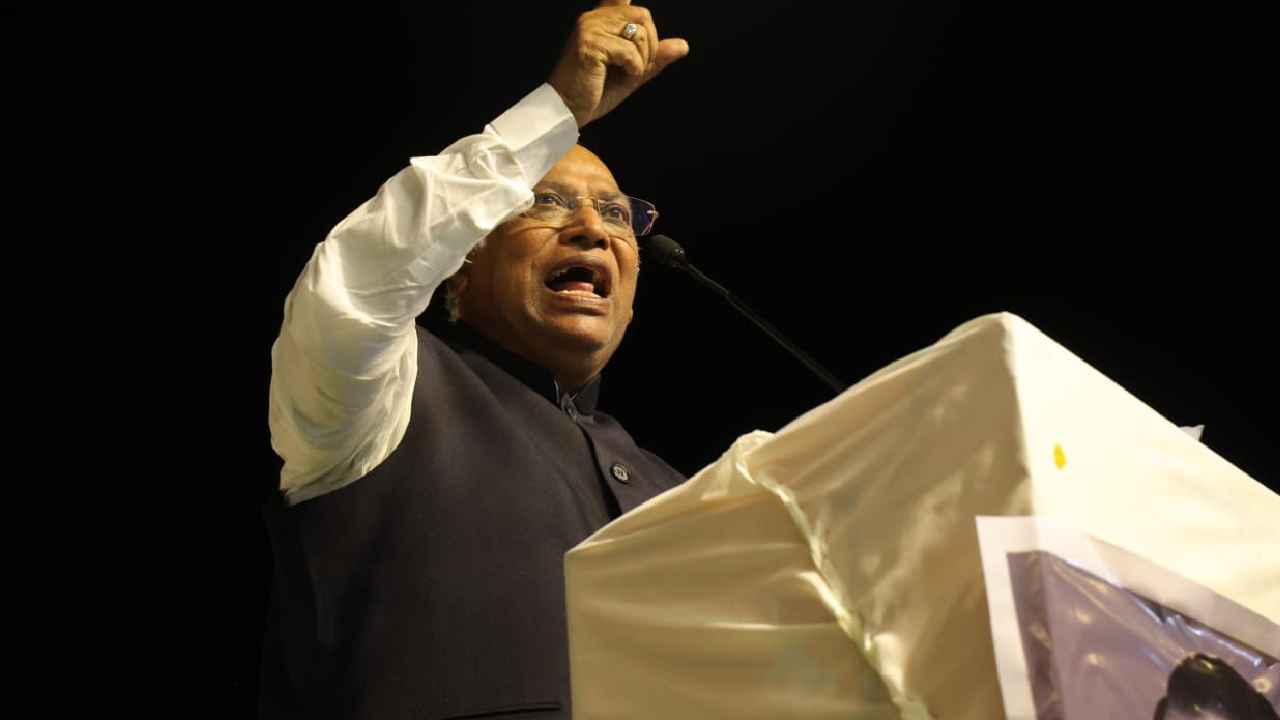 Mallikarjun Kharge : 100 ఫీట్ల విగ్రహాలు పెట్టడం కాదు దళితులు, పేదలకు ఏం చేశారో చెప్పాలి-ఖర్గే Mallikarjun Kharge : 100 ఫీట్ల విగ్రహాలు పెట్టడం కాదు దళితులు, పేదలకు ఏం చేశారో చెప్పాలి-ఖర్గే