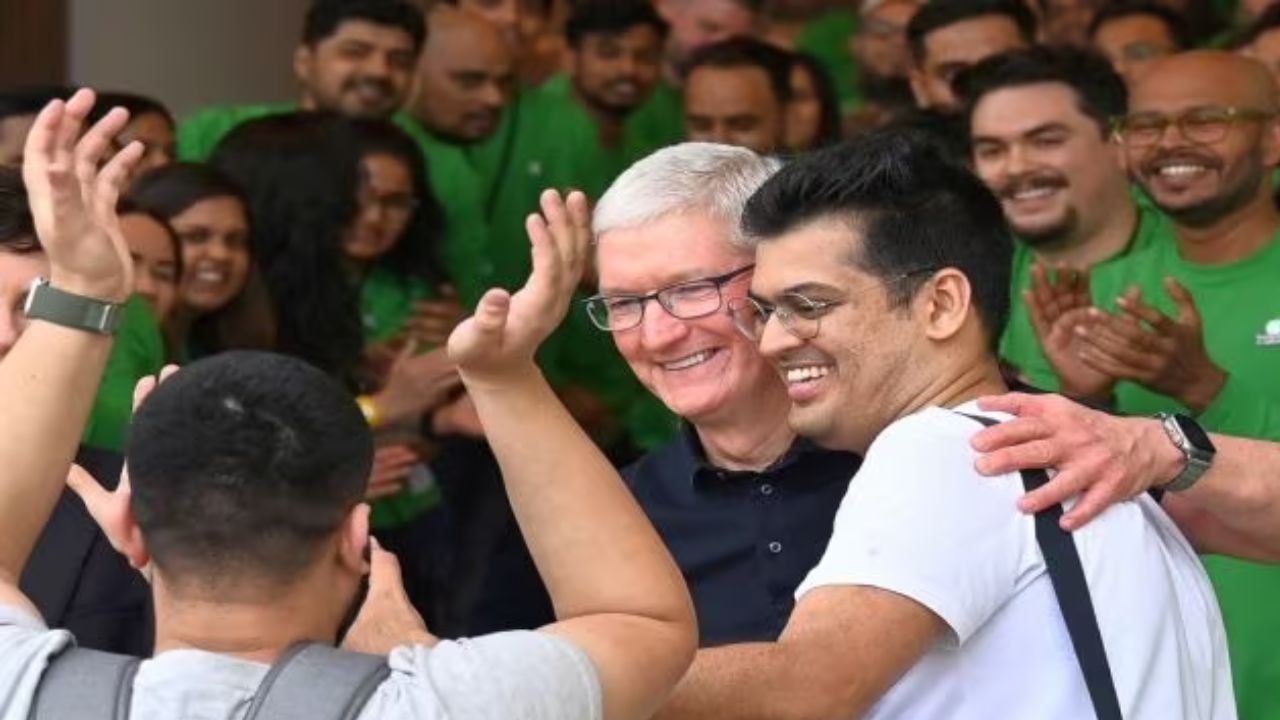 Mumbai man waited 15 hours outside Apple BKC Store, gets his iPod signed by CEO Tim Cook