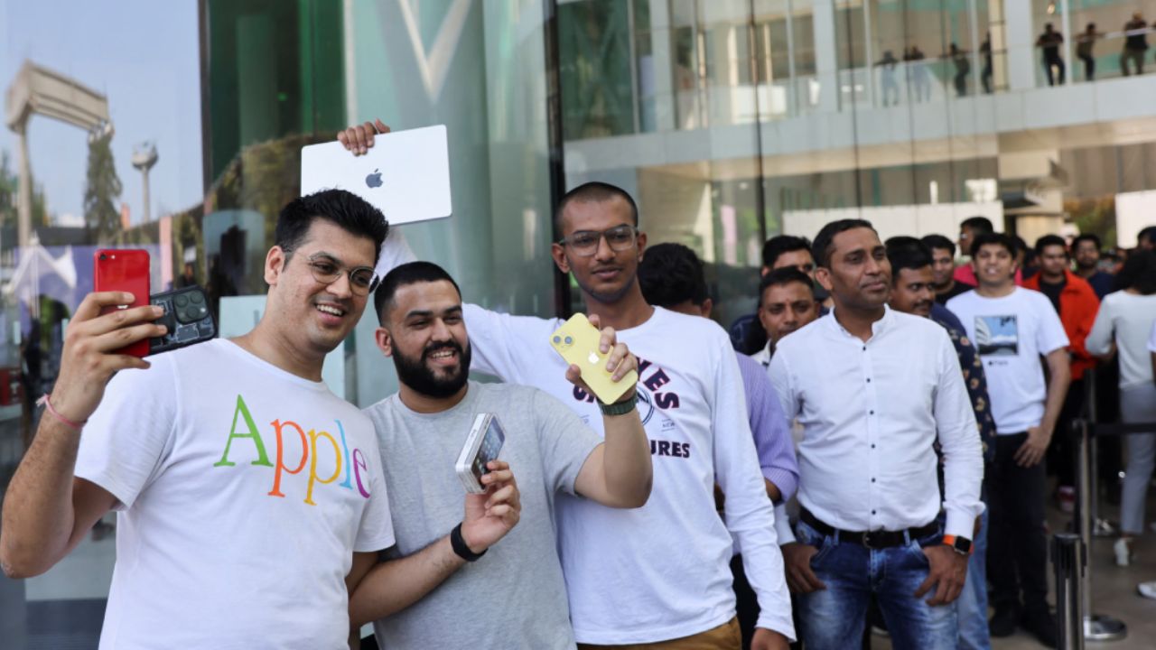 Mumbai man waited 15 hours outside Apple BKC Store, gets his iPod signed by CEO Tim Cook