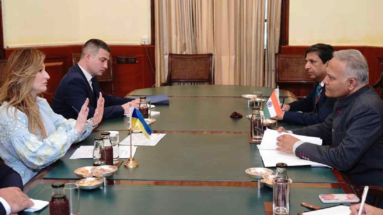 India-Ukraine: యుద్ధం జరుగుతున్న వేళ.. భారత్ కు వచ్చిన ఉక్రెయిన్ మంత్రి India-Ukraine: యుద్ధం జరుగుతున్న వేళ.. భారత్ కు వచ్చిన ఉక్రెయిన్ మంత్రి