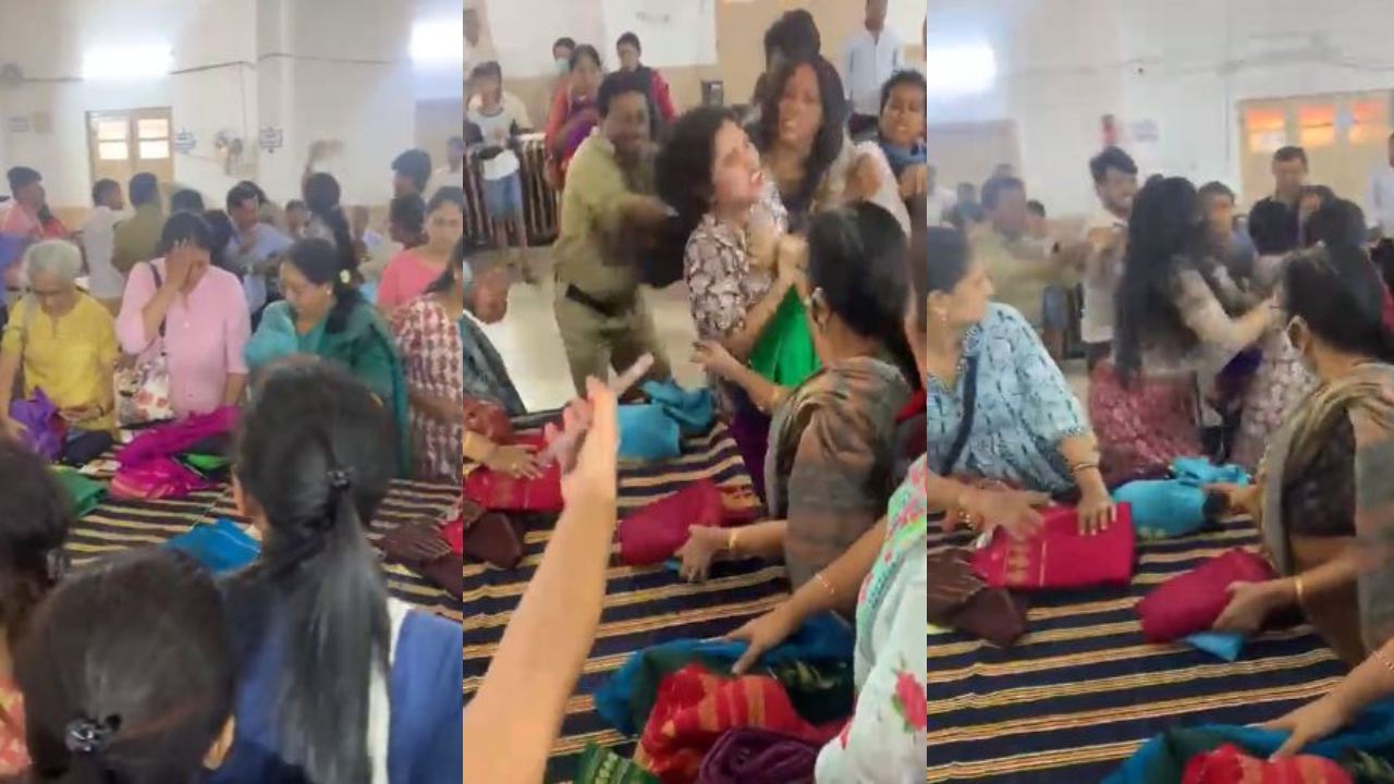 Fighting for sarees : శారీల కోసం సిగపట్లు.. బెంగళూరులో ఇద్దరు మహిళల ఫైటింగ్ వీడియో వైరల్ Fighting for sarees : శారీల కోసం సిగపట్లు.. బెంగళూరులో ఇద్దరు మహిళల ఫైటింగ్ వీడియో వైరల్