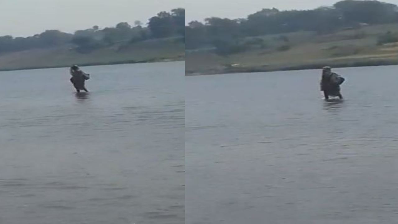 Woman walked on the river : నర్మదా నదిపై నడుచుకుంటూ వెళ్లిన వృద్ధురాలు .. దేవత అంటూ ప్రచారం.. వీడియో వైరల్ Woman walked on the river : నర్మదా నదిపై నడుచుకుంటూ వెళ్లిన వృద్ధురాలు .. దేవత అంటూ ప్రచారం.. వీడియో వైరల్