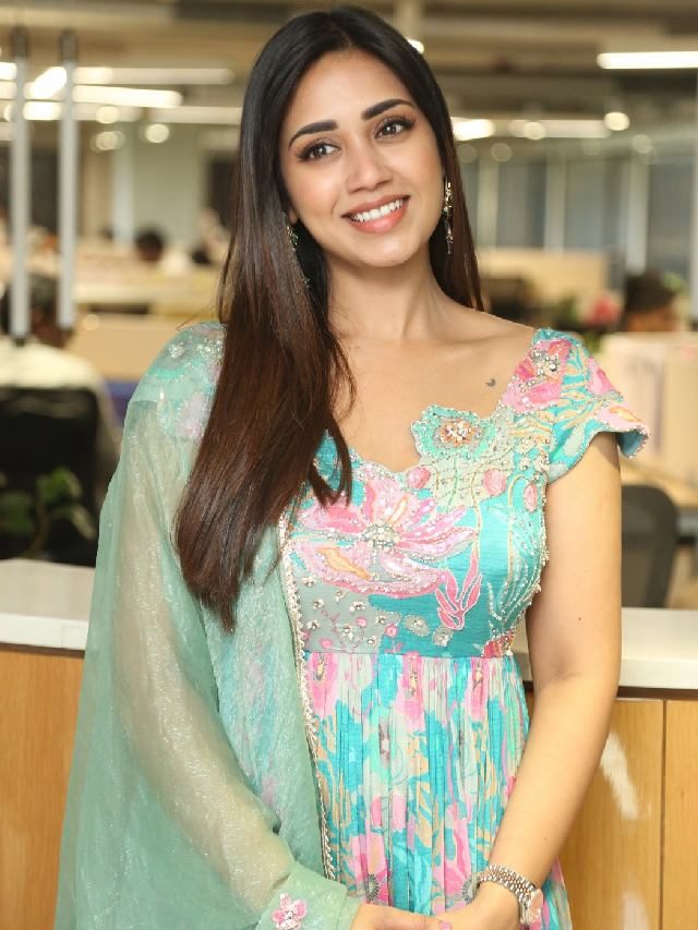 >నగుమోము తార నివేత పేతురేజ్..
