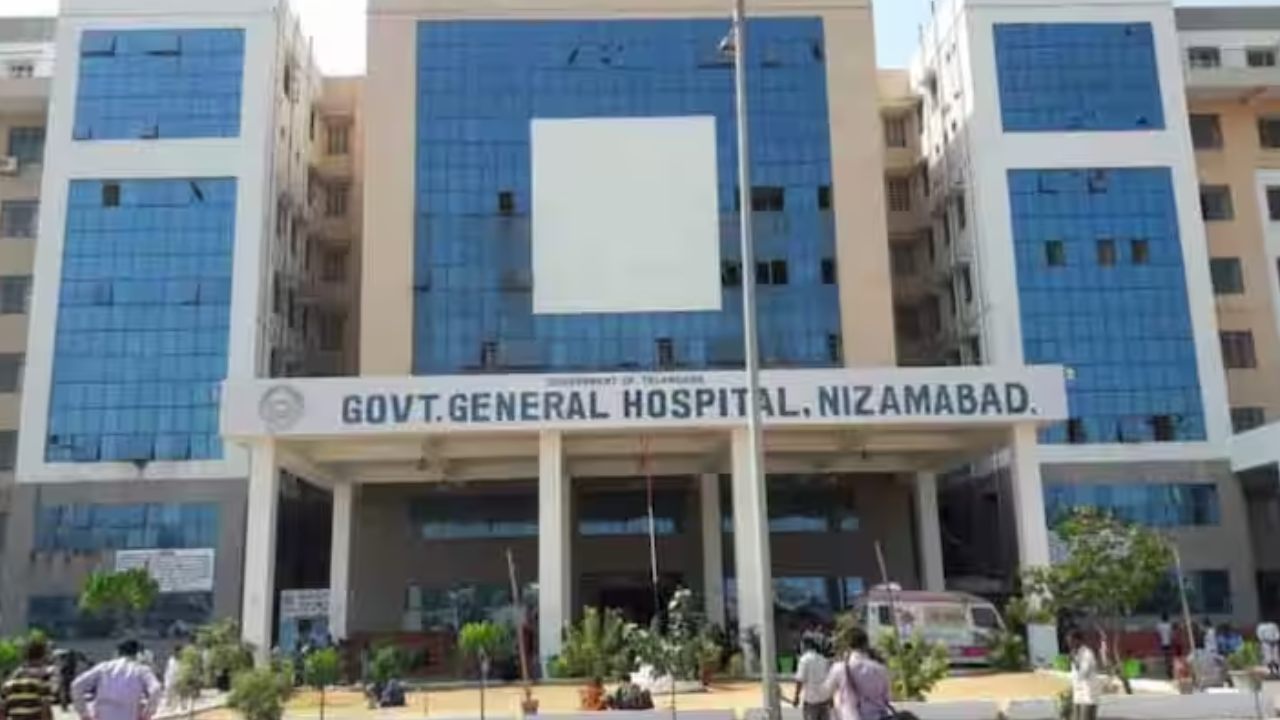 Nizamabad Hospital : నిజామాబాద్ జిల్లా ఆస్పత్రిలో దారుణం.. స్ట్రెచర్ లేక రోగిని కాళ్లు పట్టుకొని ఈడ్చుకెళ్లిన బంధువులు Nizamabad Hospital : నిజామాబాద్ జిల్లా ఆస్పత్రిలో దారుణం.. స్ట్రెచర్ లేక రోగిని కాళ్లు పట్టుకొని ఈడ్చుకెళ్లిన బంధువులు