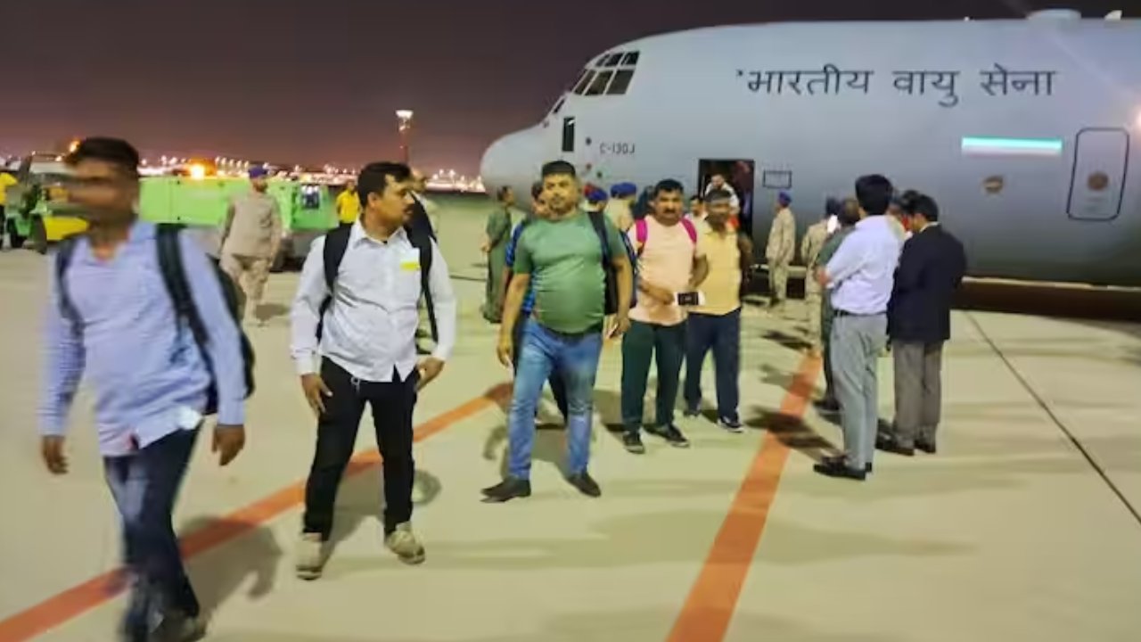 Sudan Crisis: సూడాన్లో చిక్కుకున్న తెలంగాణ వారికోసం.. ఢిల్లీ తెలంగాణ భవన్లో కంట్రోల్ రూం Sudan Crisis: సూడాన్లో చిక్కుకున్న తెలంగాణ వారికోసం.. ఢిల్లీ తెలంగాణ భవన్లో కంట్రోల్ రూం