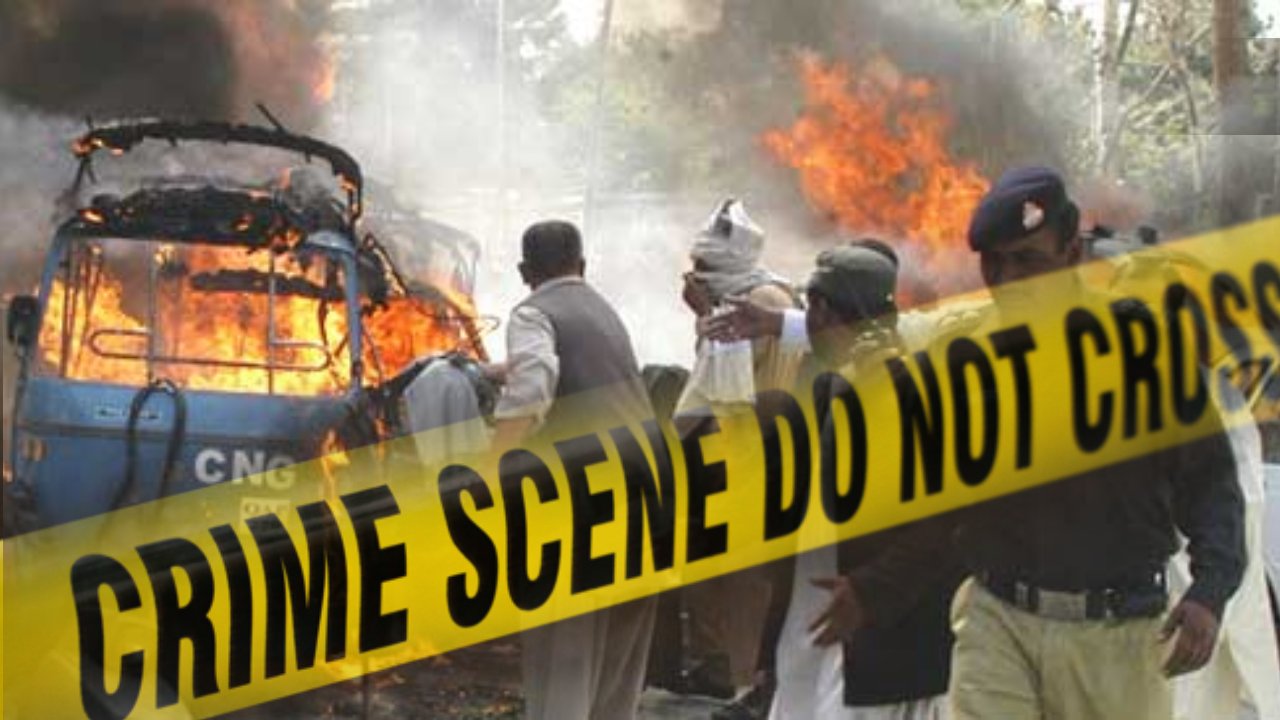 Pakistan Bomb Blast : పాకిస్థాన్లో బాంబు పేలుడు, ఇద్దరు పోలీసులతో సహా పలువురు మృతి Pakistan Bomb Blast : పాకిస్థాన్లో బాంబు పేలుడు, ఇద్దరు పోలీసులతో సహా పలువురు మృతి