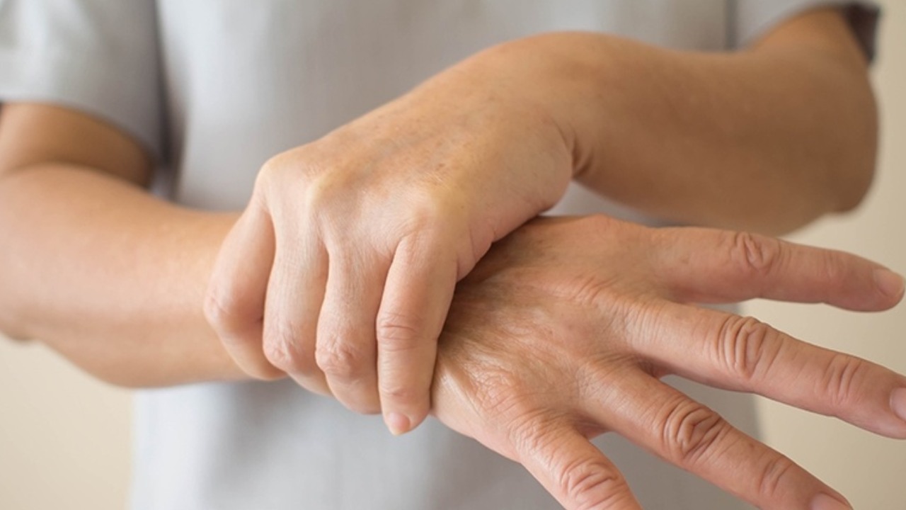 Parkinsons Disease : పర్యావరణ మార్పులతో యువతను పట్టిపీడిస్తోన్న వణుకుడు వ్యాధి Parkinsons Disease : పర్యావరణ మార్పులతో యువతను పట్టిపీడిస్తోన్న వణుకుడు వ్యాధి