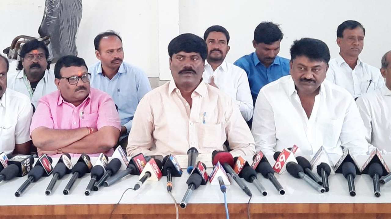 Peddi Sudarshan Reddy: సెల్ ఫోన్ ఇవ్వమంటే బండి సంజయ్కు ఎందుకు భయం? Peddi Sudarshan Reddy: సెల్ ఫోన్ ఇవ్వమంటే బండి సంజయ్కు ఎందుకు భయం?