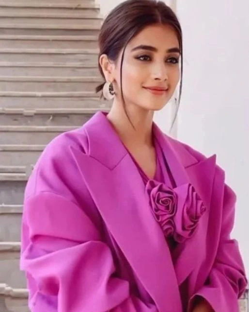 Pooja Hegde mesmerizing looks in pink dress