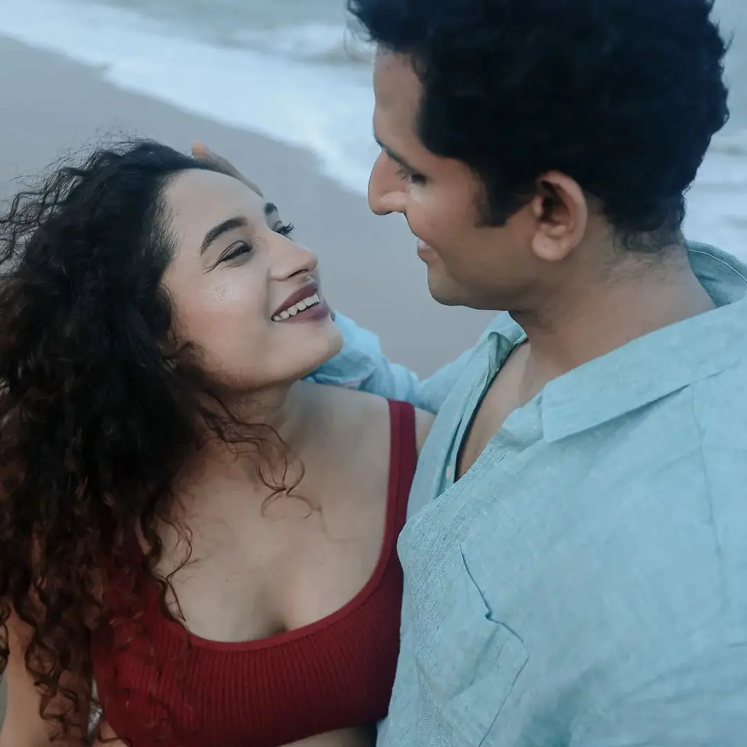 Actress Pooja Ramachandran Baby Bump Photo Shoot with Husband at Beach 