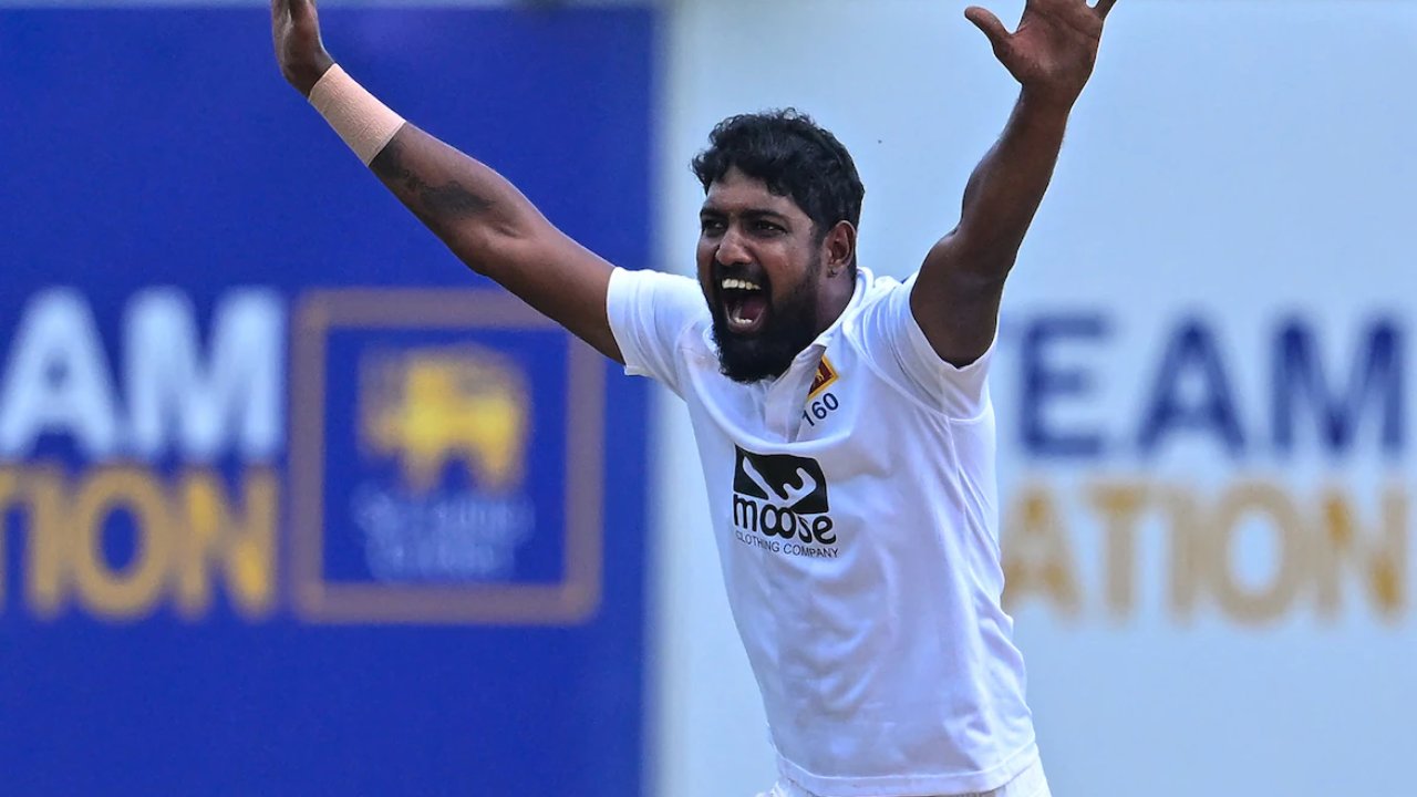 SL vs IRE: ఆలస్యంగా అరంగ్రేటం చేసినా.. 71 ఏళ్ల రికార్డును బద్దలు కొట్టిన లంక ఆటగాడు SL vs IRE: ఆలస్యంగా అరంగ్రేటం చేసినా.. 71 ఏళ్ల రికార్డును బద్దలు కొట్టిన లంక ఆటగాడు